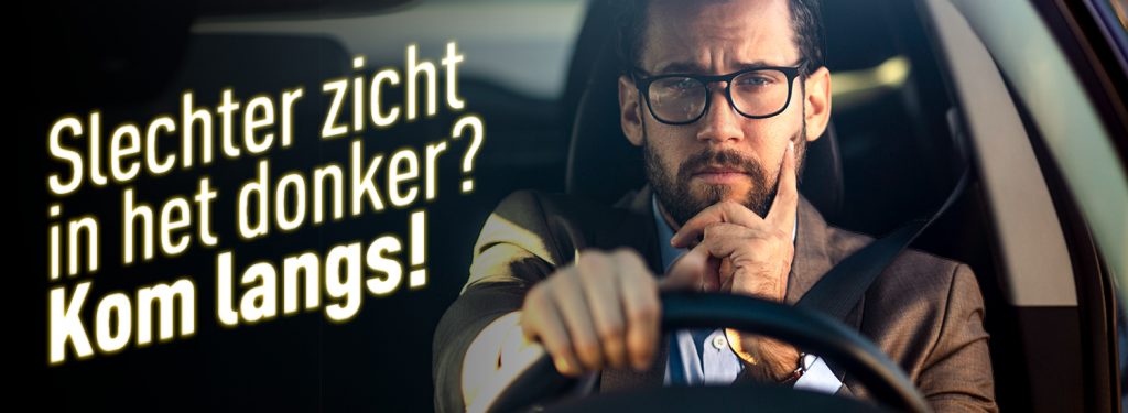 Man rijdend in het donker met bril ivm slecht zicht