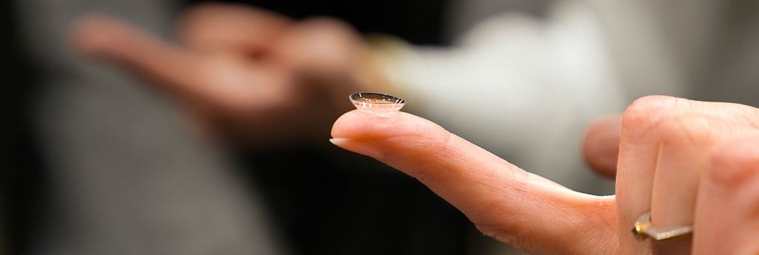 Contactlens op vinger